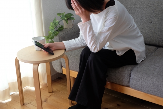 頭を抱える女性