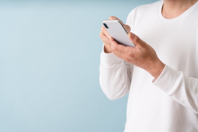 スマホを操作する人