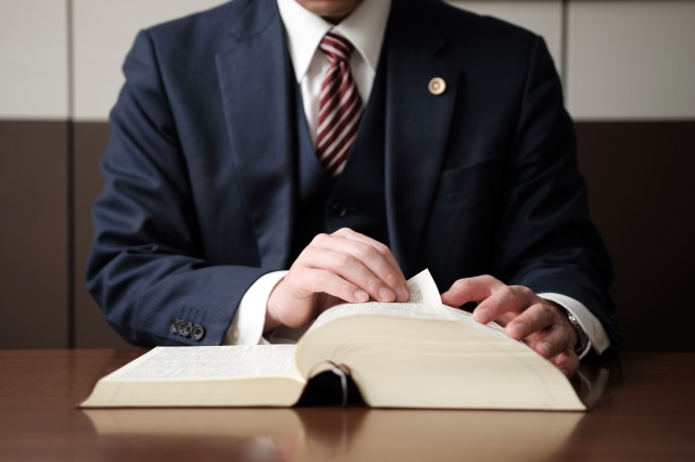 六法全書を読む弁護士